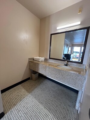 Deluxe Room, 1 King Bed, Non Smoking | Bathroom
