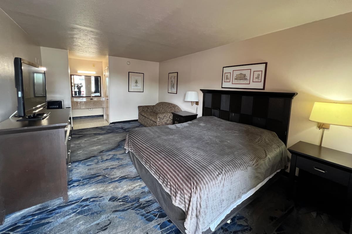 Iron/ironing board, free WiFi, bed sheets