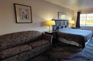 Deluxe Room, 1 King Bed, Non Smoking | Iron/ironing board, free WiFi, bed sheets - Central Motel Kissimmee Near Disney World (Kissimmee)