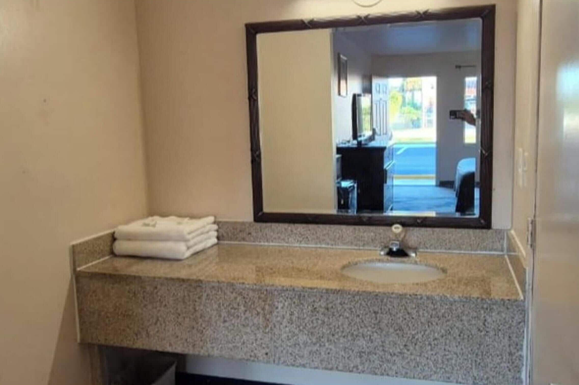 Habitació Deluxe, 1 llit de matrimoni gran, no fumadors | Bany | Articles de tocador gratuïts, assecador de cabells i tovalloles 