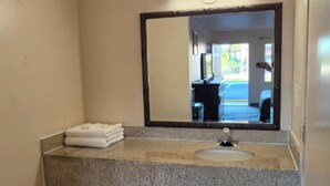 Kamar Deluks, 1 Tempat Tidur King, Bebas Asap Rokok | Kamar mandi | Perlengkapan mandi gratis, pengering rambut,  dan handuk