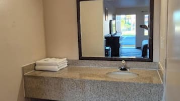 Deluxe Room, 1 King Bed, Non Smoking | Bathroom | Free toiletries, hair dryer, towels