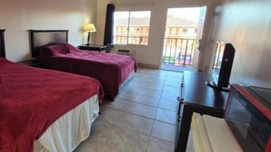 Kamar, Bebas Asap Rokok (2 Full Beds) | Setrika/meja setrika, Wi-Fi gratis, dan seprai linen