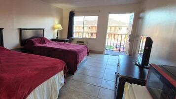 Kamer, niet-roken (2 Full Beds) | Een strijkplank/strijkijzer, gratis wifi, beddengoed