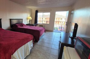 Kamar, Bebas Asap Rokok (2 Full Beds) | Setrika/meja setrika, Wi-Fi gratis, dan seprai linen