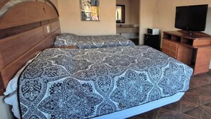 Kamar Deluks, Bebas Asap Rokok (2 Full Beds) | Setrika/meja setrika, Wi-Fi gratis, dan seprai linen