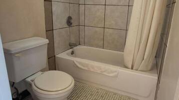 Habitación Deluxe, 1 cama de matrimonio grande, no fumadores | Baño | Artículos de higiene personal gratuitos, secador de pelo y toallas