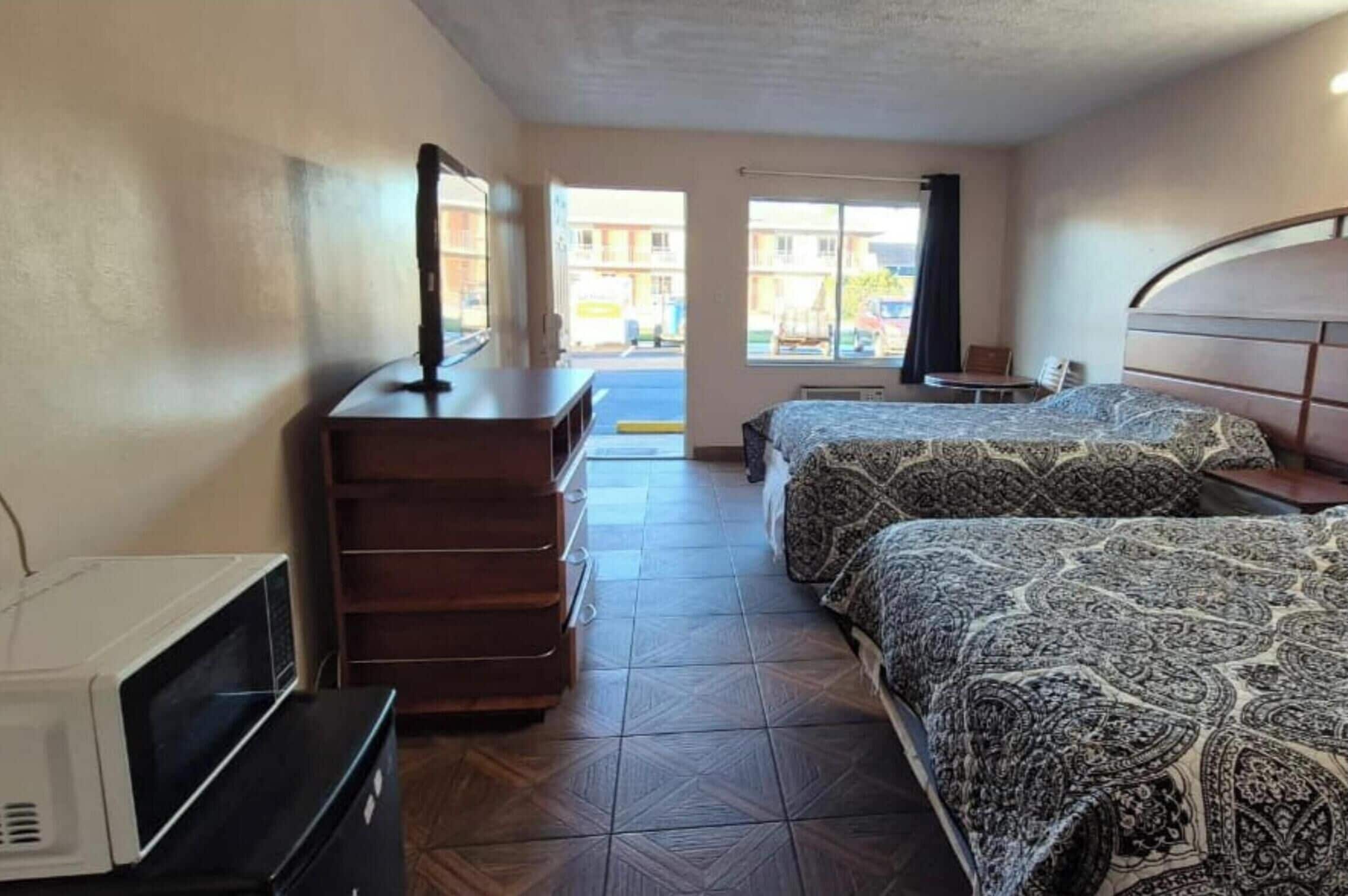 Kamar Deluks, Bebas Asap Rokok (2 Full Beds) | Setrika/meja setrika, Wi-Fi gratis, dan seprai linen