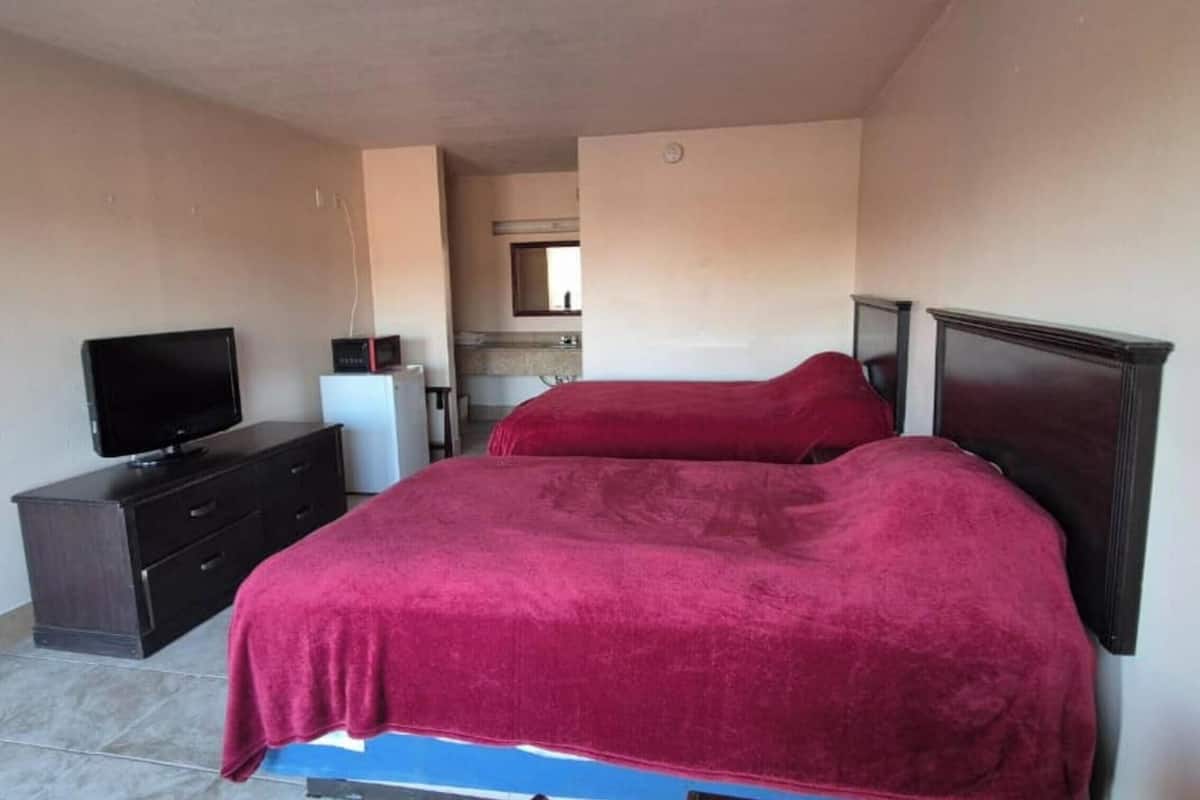 Kamar, Bebas Asap Rokok (2 Full Beds) | Setrika/meja setrika, Wi-Fi gratis, dan seprai linen