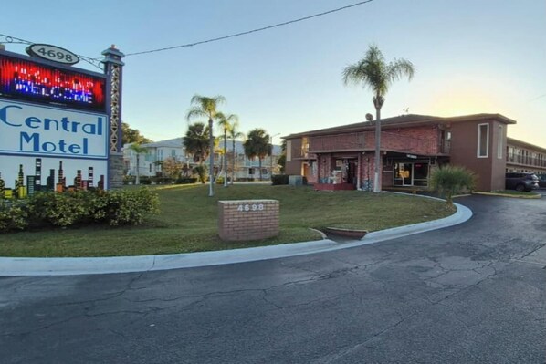 Pintu masuk properti