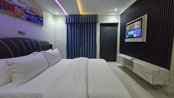 Quarto casal luxo, sacada, vista para a piscina | Cofres nos quartos, escrivaninha, espaço de trabalho para notebook