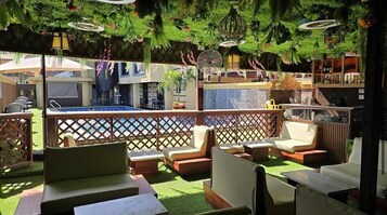 20 bars/lounges