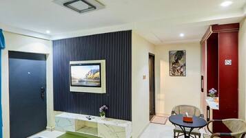 خزنة داخل الغرفة ومكتب ومساحة عمل للكمبيوتر المحمول وتجهيزات عازلة للصوت