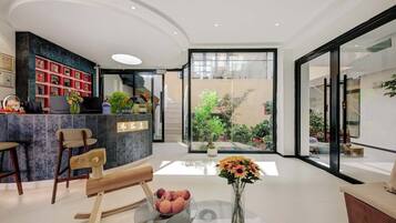 ฝ่ายต้อนรับ