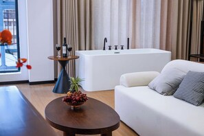 Dobbeltrom – design | Bad | Dusj, toalettartikler (inkludert), hårføner og tøfler