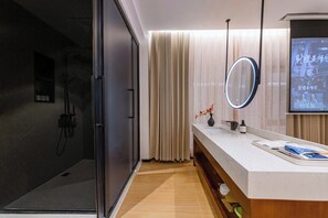 Phòng 2 giường đơn Deluxe | Phòng tắm | Buồng tắm vòi sen, đồ dùng nhà tắm miễn phí, máy sấy tóc 