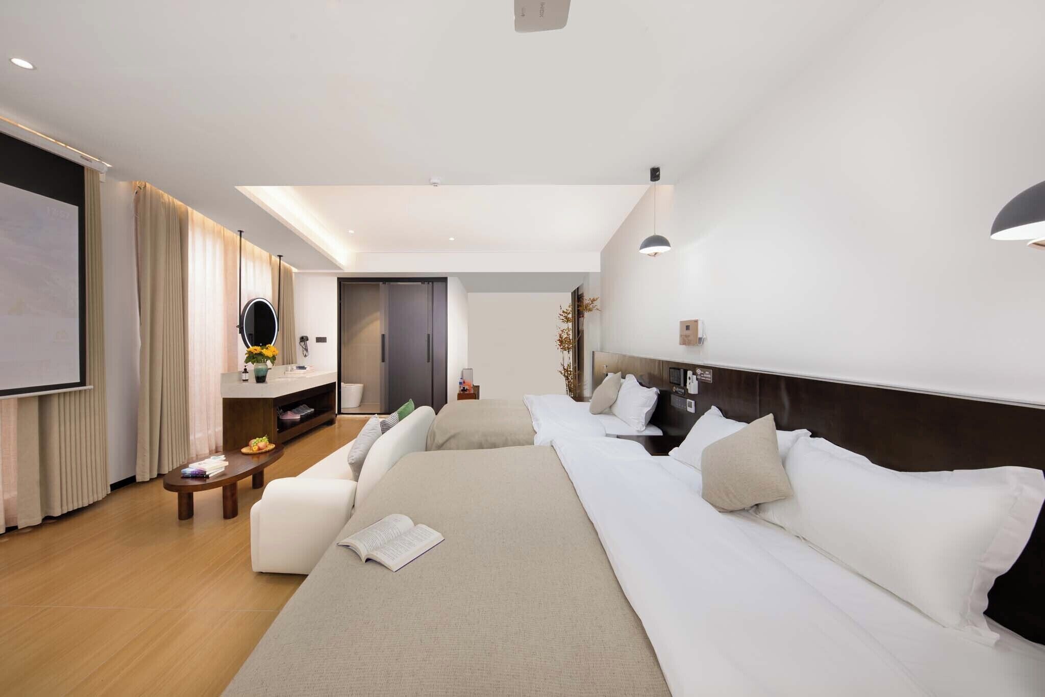 Deluxe Twin Room | Individually decorated, individually furnished, desk, laptop workspace