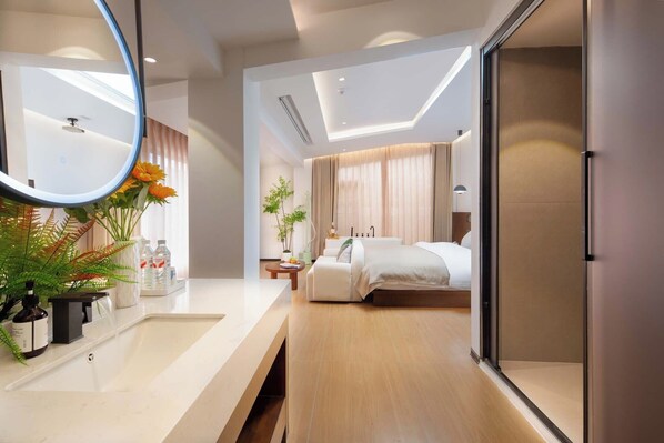 Design-Doppelzimmer | Badezimmer | Dusche, kostenlose Toilettenartikel, Haartrockner, Hausschuhe