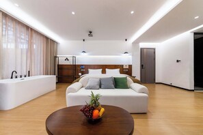 Design-Doppelzimmer | Individuell dekoriert, individuell eingerichtet, Schreibtisch