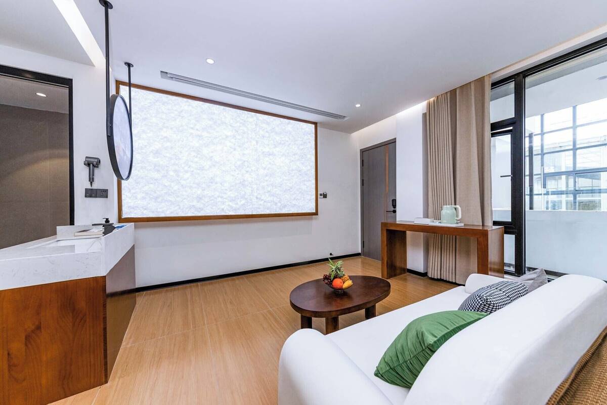 Deluxe tweepersoonskamer | Een bureau, een laptopwerkplek, verduisterende gordijnen