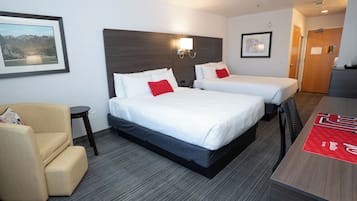 Escritorio, espacio para trabajar con laptop y cortinas blackout