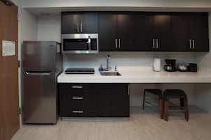Deluxe Studio Suite | Private kitchen | Mini-fridge, microwave