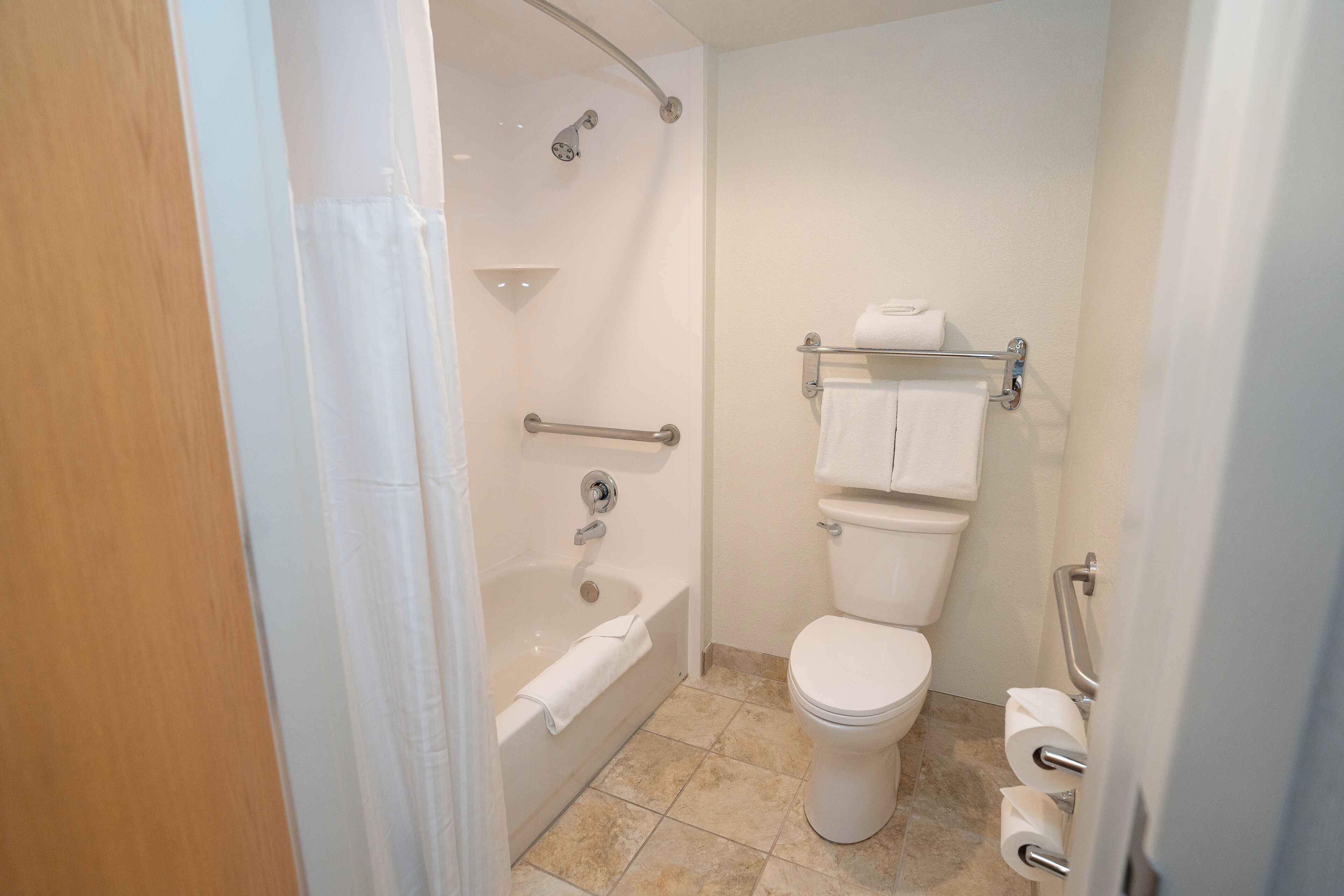 Standard-Doppelzimmer, 2 Queen-Betten | Badezimmer | Kostenlose Toilettenartikel, Haartrockner, Handtücher, Seife