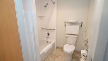 Standard-Doppelzimmer, 2 Queen-Betten | Badezimmer | Kostenlose Toilettenartikel, Haartrockner, Handtücher, Seife