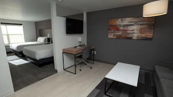 Suite estudio Deluxe | Escritorio, espacio para trabajar con laptop y cortinas blackout