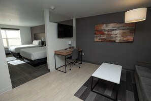 Deluxe studio suite | Een bureau, een laptopwerkplek, verduisterende gordijnen
