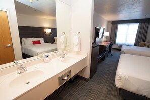 Standaard tweepersoonskamer, 2 queensize bedden | Een bureau, een laptopwerkplek, verduisterende gordijnen