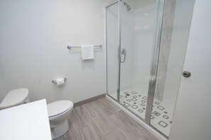 Deluxe Studio Suite | Bathroom | Free toiletries, hair dryer, towels, soap - University Guest House (Salt Lake City)