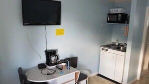 Room, Non Smoking, Kitchenette (Full Bed) | Private kitchenette | Mini-fridge, microwave, coffee/tea maker