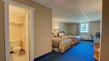 Escritorio, tabla de planchar con plancha, wifi gratis y ropa de cama