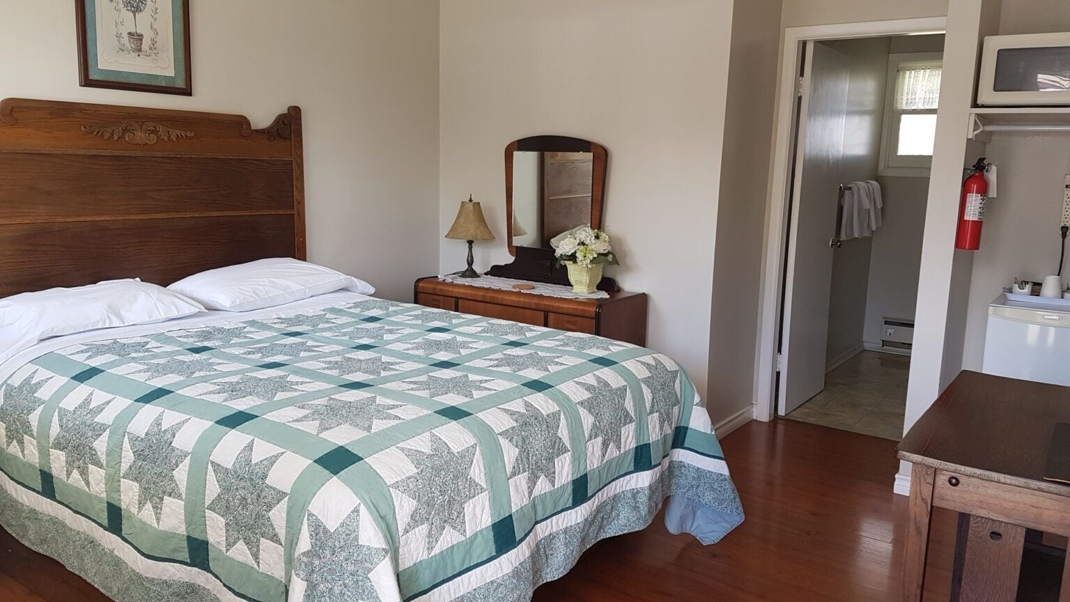 Rom, ikke-røyk, tekjøkken (Full Bed) | Skrivebord, strykejern/-brett, wi-fi (inkludert) og sengetøy