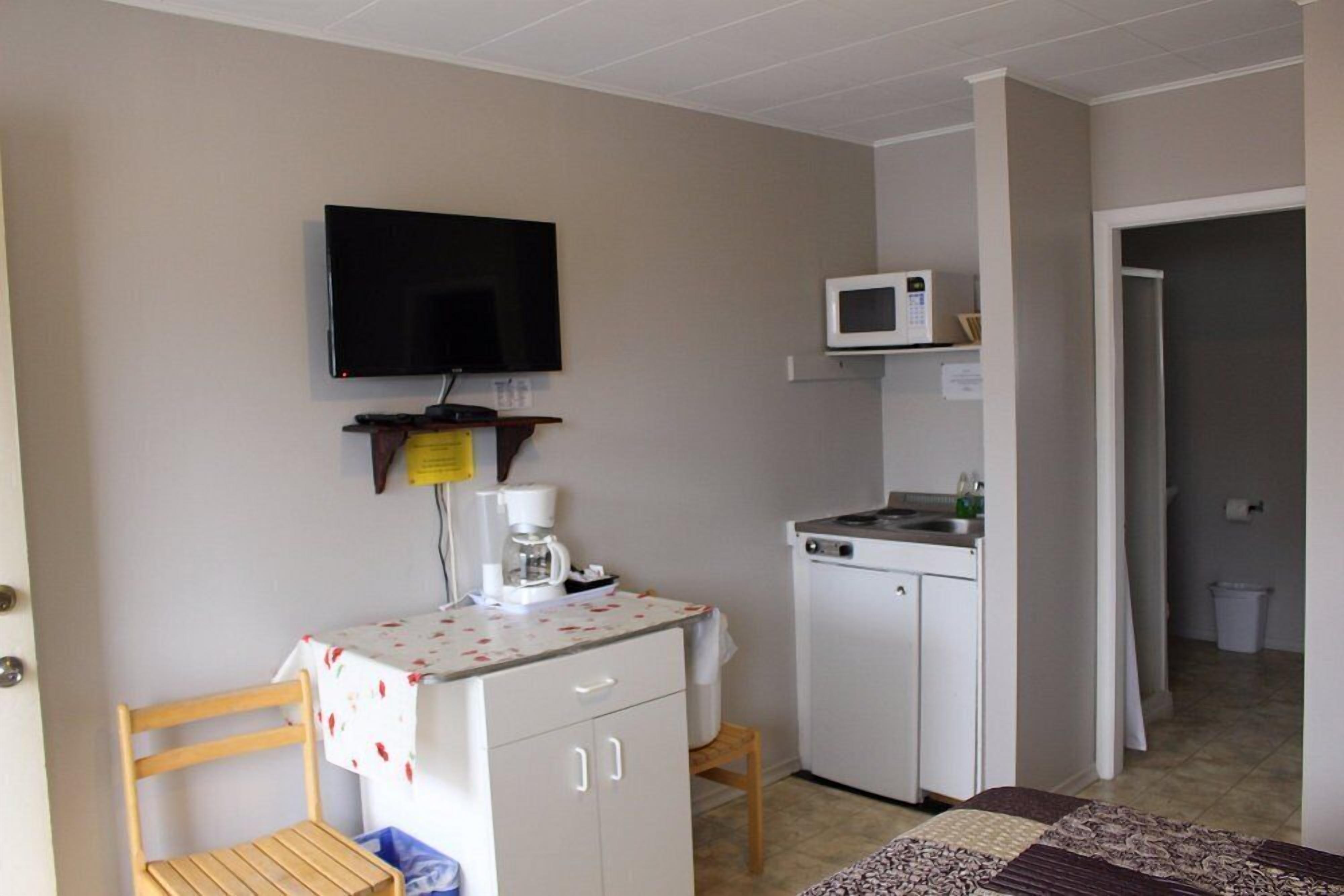 Room, Non Smoking, Kitchenette (2 Full Beds) | Desk, iron/ironing board, free WiFi, bed sheets