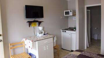 Room, Non Smoking, Kitchenette (2 Full Beds) | Desk, iron/ironing board, free WiFi, bed sheets