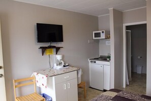 Room, Non Smoking, Kitchenette (2 Full Beds) | Desk, iron/ironing board, free WiFi, bed sheets
