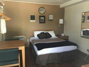 Escritorio, tabla de planchar con plancha, wifi gratis y ropa de cama 