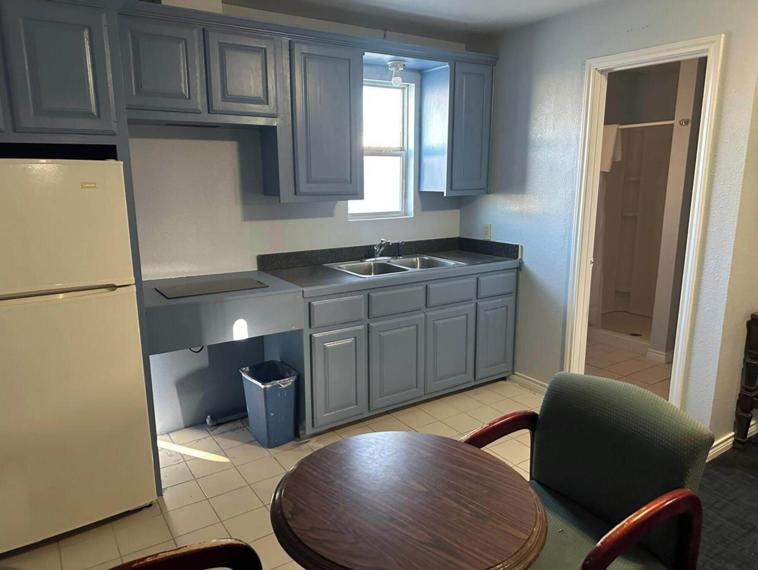 Room, 1 Queen Bed, Non Smoking, Kitchenette | Private kitchenette | Mini-fridge, microwave, coffee/tea maker