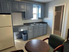 Room, 1 Queen Bed, Non Smoking, Kitchenette | Private kitchenette | Mini-fridge, microwave, coffee/tea maker