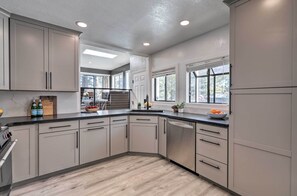 Fridge, microwave, oven, stovetop - Hot Tub, Fire Pit & Private Hilltop Gazebo (Flagstaff)