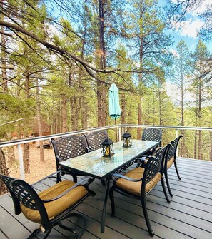 Outdoor dining - Hot Tub, Fire Pit & Private Hilltop Gazebo (Flagstaff)