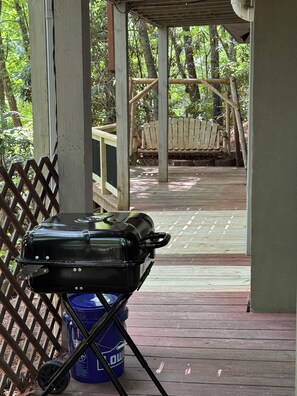 Terrace/patio - Charming 4-bedroom cabin in Maggie Valley (Maggie Valley)