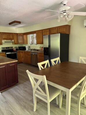 Dining - Charming 4-bedroom cabin in Maggie Valley (Maggie Valley)