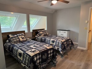 4 bedrooms, free WiFi, bed sheets - Charming 4-bedroom cabin in Maggie Valley (Maggie Valley)