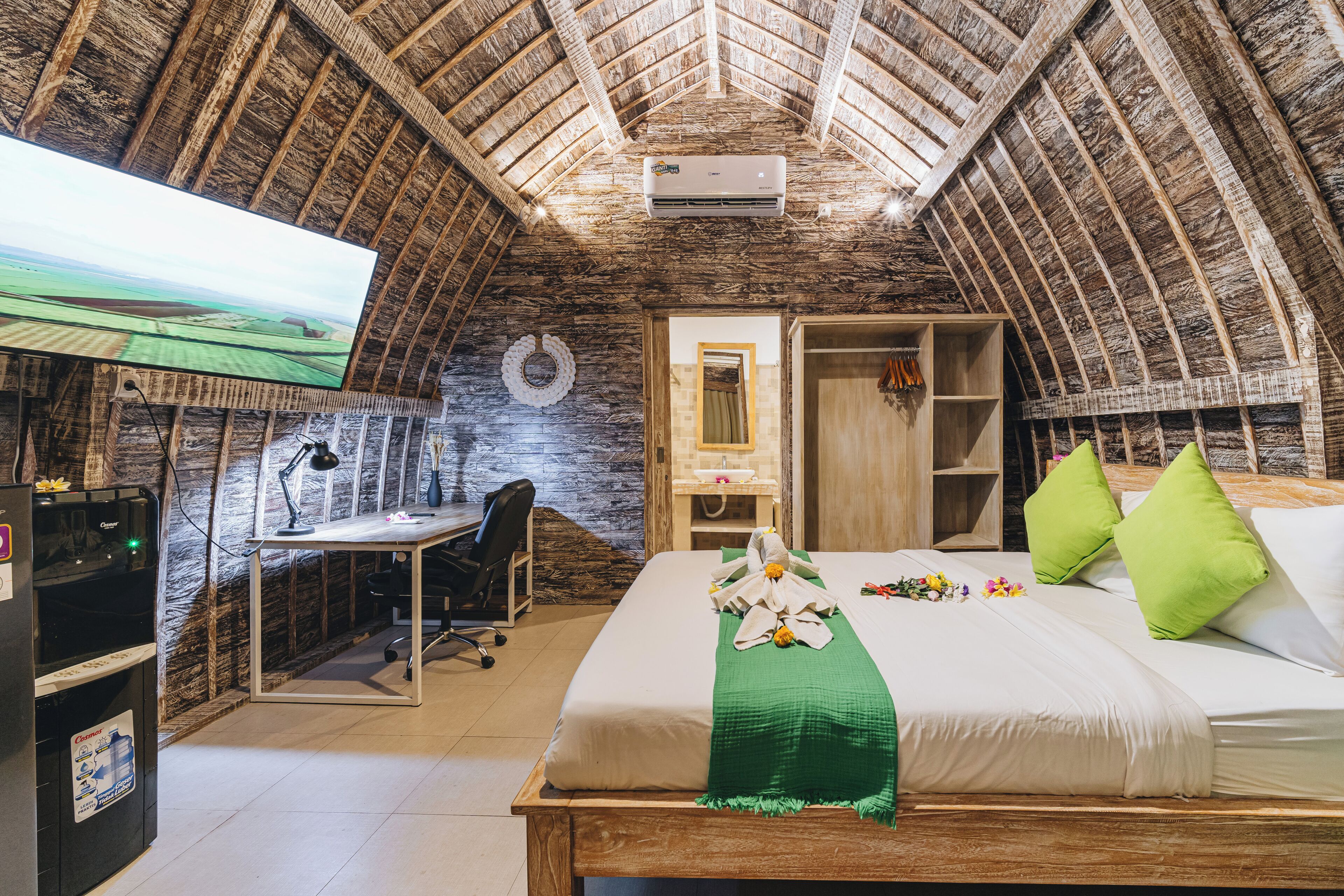 Rom, 1 queensize-seng, balkong | Skrivebord, skrivebord for bærbar PC og wi-fi (inkludert)