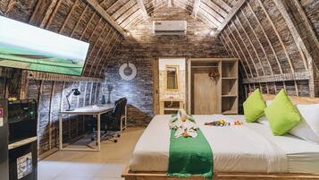 Rom, 1 queensize-seng, balkong | Skrivebord, skrivebord for bærbar PC og wi-fi (inkludert)