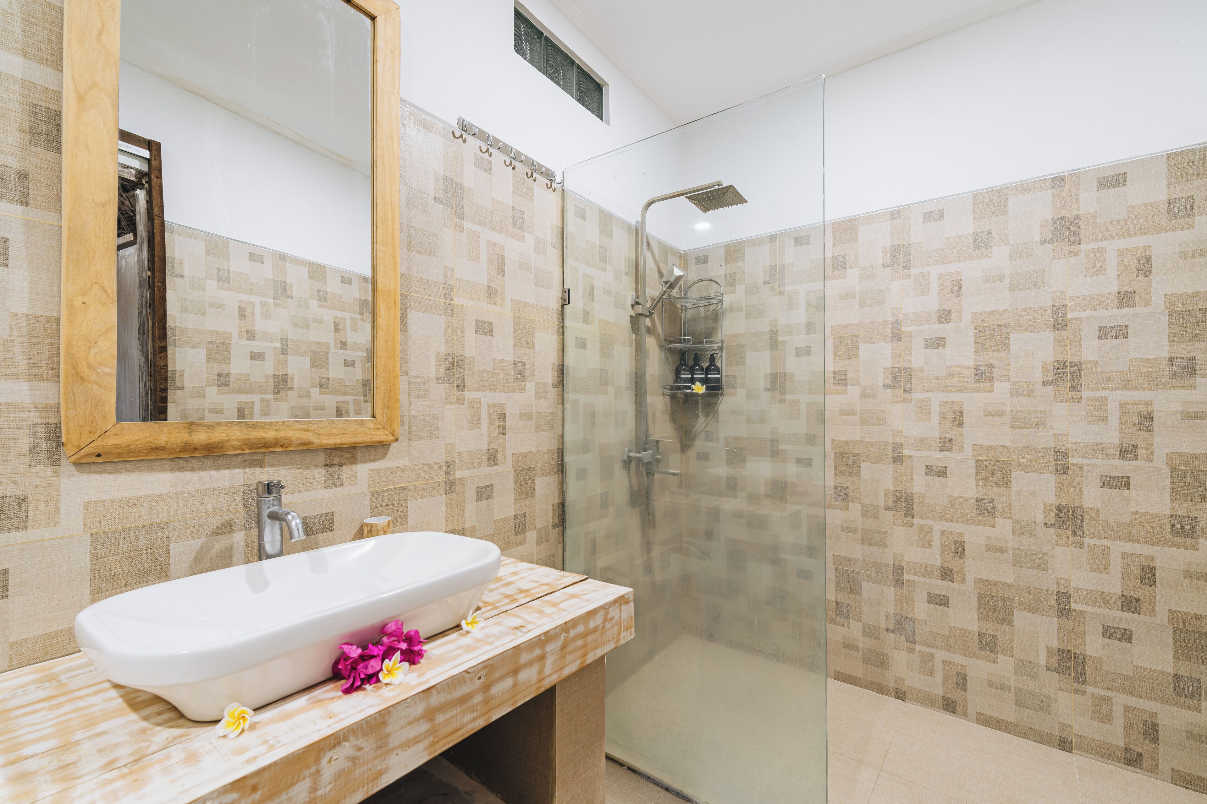 Phòng, 1 giường cỡ queen, ban công | Phòng tắm | Buồng tắm vòi sen, đồ dùng nhà tắm miễn phí, khăn tắm, xà phòng 