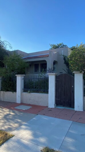 Exterior - Charming Historical 2-Bedroom Home in Wonderful San Diego✨ (San Diego)